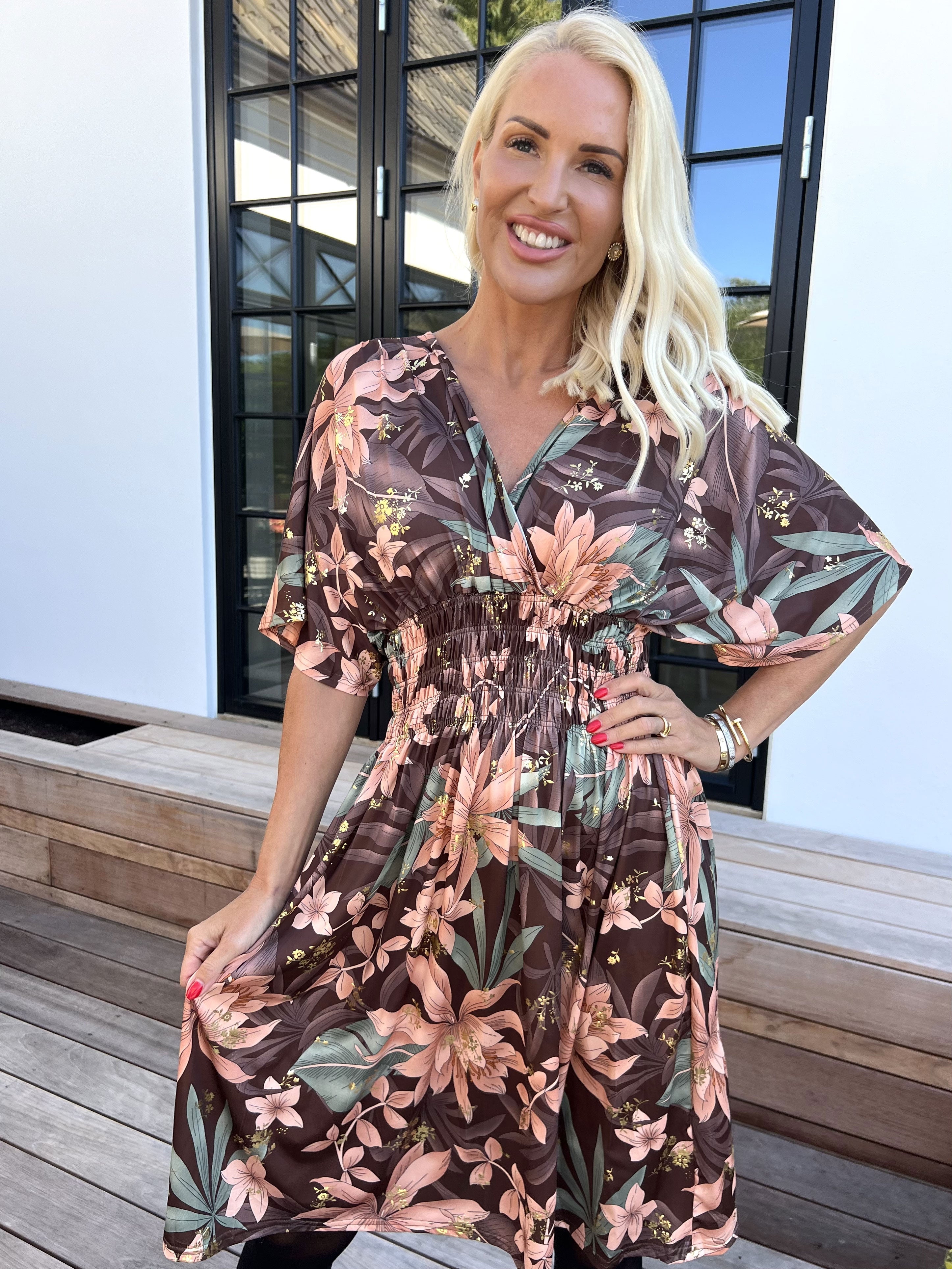 Pams New Leaf Short - Elastisk klänning med färgat blommönster och gulddetaljer